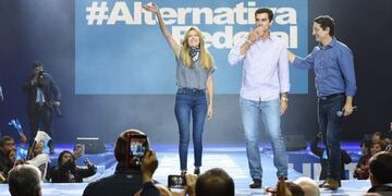 Urtubey y su esposa durante el acto en el Delmi (El Tribuno)