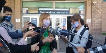 Anabel Fernández Sagasti en el aeropuerto\u002E Foto: diario El Sol\u002E