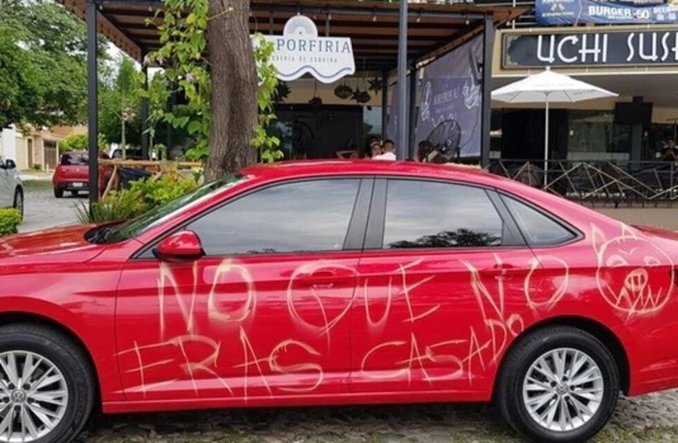 Descubrió que su novio estaba casado y le pintó el auto con un contundente mensaje