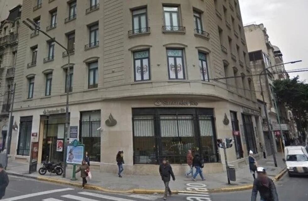 Se olvidó la tarjeta de débito y el vigilador del cajero se transfirió 65.000 pesos