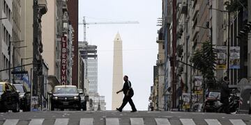 A man crosses Corrientes Avenue in downtown Buenos Aires on May 29, 2019 during a 24-hour general strike called by workers' unions to demand the government of Argentine President Mauricio Macri to take measures against inflation and keep the campaign promises\u002E (Photo by Juan MABROMATA / AFP)