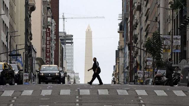 A man crosses Corrientes Avenue in downtown Buenos Aires on May 29, 2019 during a 24-hour general strike called by workers' unions to demand the government of Argentine President Mauricio Macri to take measures against inflation and keep the campaign promises\u002E (Photo by Juan MABROMATA / AFP)