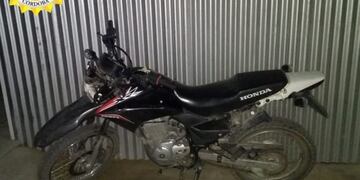 Policía recuperó la moto robada a la pareja de Bomberos de Arroyito