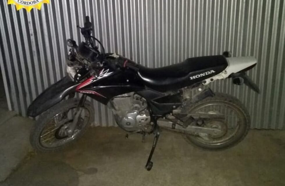 Arroyito: la policía recuperó la moto robada de la joven pareja de bomberos