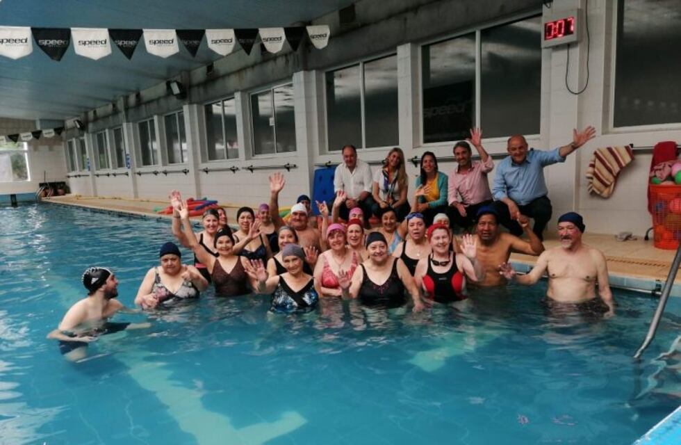 Los abuelos realizan actividades gratuitas de natación en Coronel Rosales