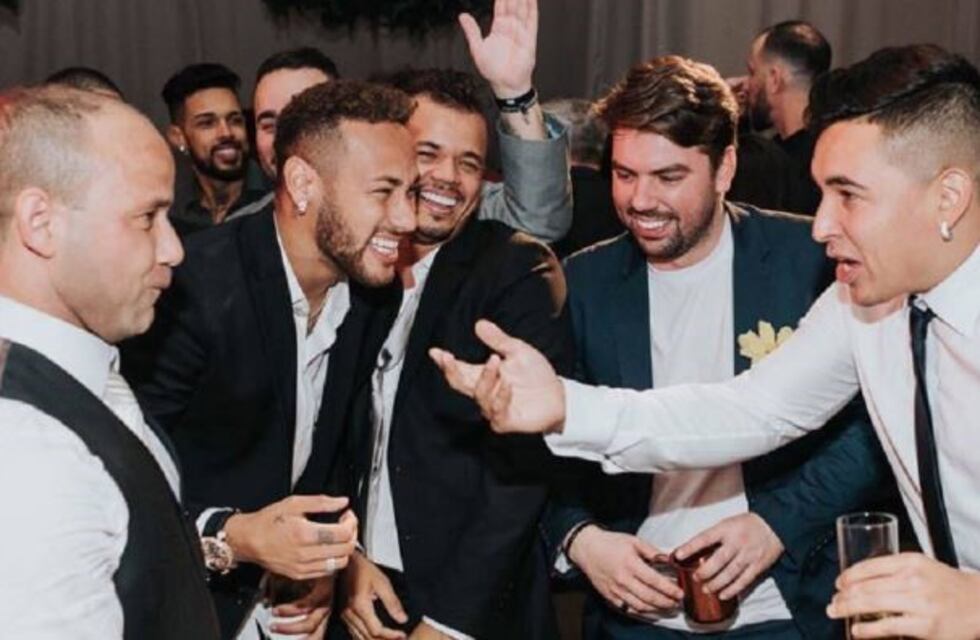 Neymar gasta miles de euros por mes para que sus amigos lo acompañen en Europa