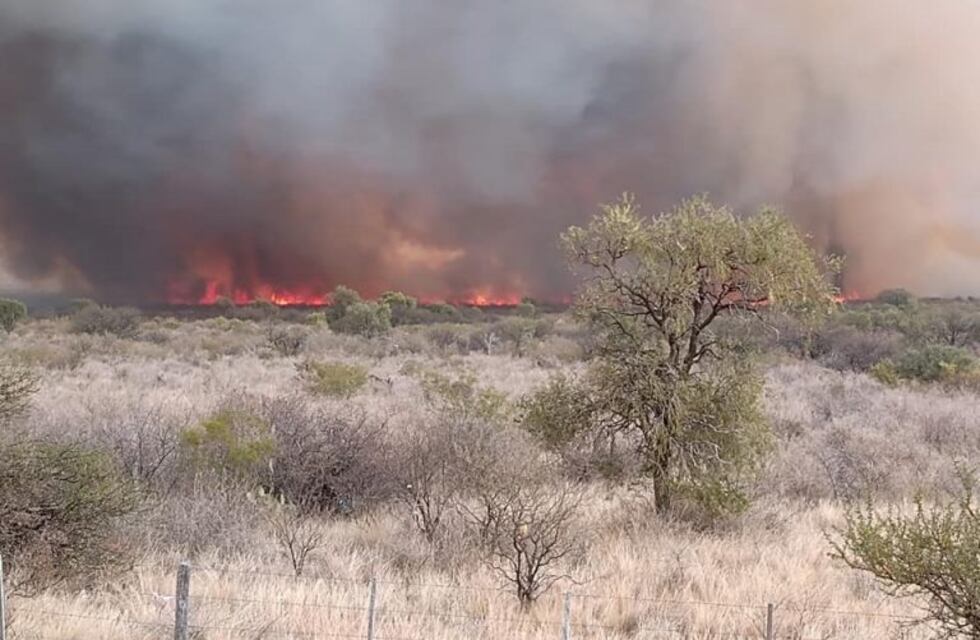 Trabajan contra reloj los bomberos aprovechando las condiciones climáticas pero no llueve
