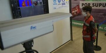 La termo cámara está instalada en el ingreso a la zona de embarque y mide la temperatura corporal del pasajero\u002E