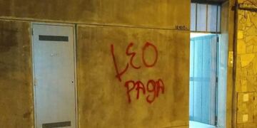 El mensaje fue pintado por dos personas encapuchadas\u002E (Rosario Alerta)