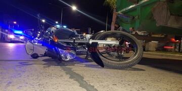 Motociclista atropelló a un recolector de residuos