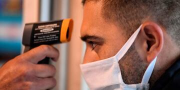 -FOTODELDIA- AME8423\u002E BRASILIA (BRASIL), 27/03/2020\u002E- Detalle del congelador con 1500 pruebas covid-19 almacenadas a menos 73 grados, del Laboratorio Central de Salud Pública de Brasilia, este viernes\u002E El laboratorio en la capital brasileña comenzará a trabajar 24 horas por día a partir del lunes para disminuir el tiempo de divulgación de los exámenes de pacientes con sospecha de coronavirus\u002E EFE/ Joédson Alves