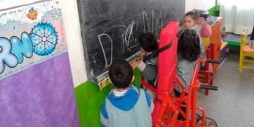 Bastian logró pararse por primera vez luego de utilizar la silla de ruedas que le construyeron su seño Carina y el marido de ella\u002E (El DoceTV)