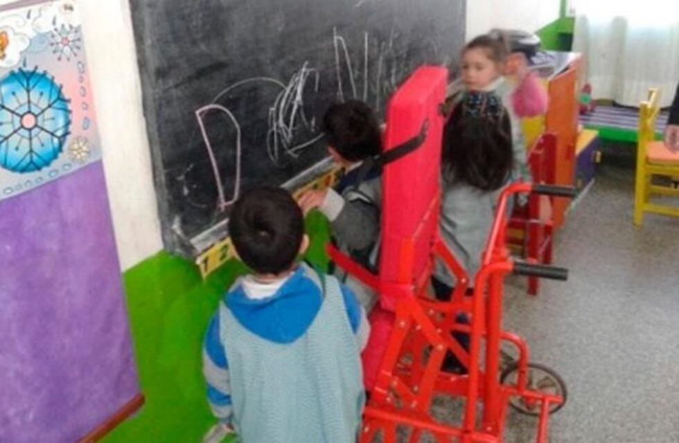 Bastian logró pararse por primera vez gracias a una silla fabricada por dos docentes