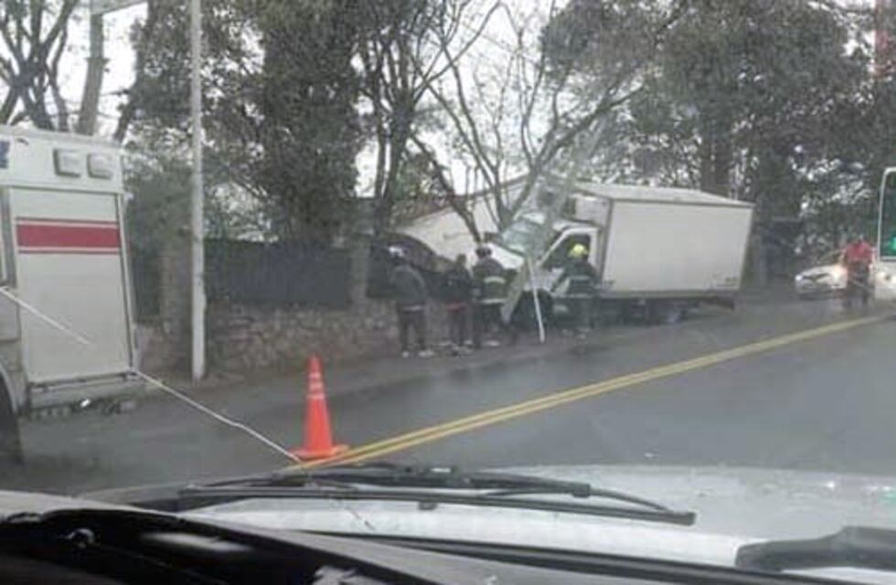 Terrible impacto de un camión contra un poste en Carlos Paz