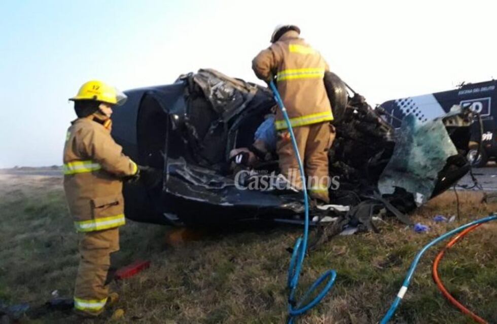 Un camión con acoplado embistió a un auto de frente, con el saldo de un joven fallecido