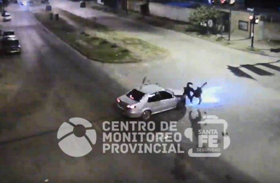 Volaron por el aire: quedó grabado el choque de una moto con un auto en Avellaneda y Garibaldi