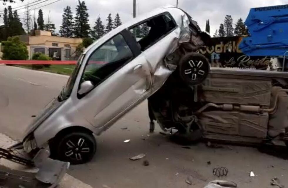 Dos autos protagonizaron un grave accidente en Costa Azul