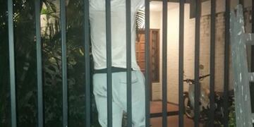 Un ladrón quedó enganchado en la reja al intentar ingresar a una casa\u002E (Foto: Corrientes Hoy)