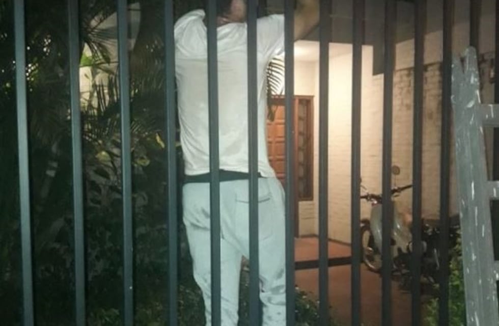 Un delincuente quiso entrar a robar a una casa y quedó incrustado en la reja