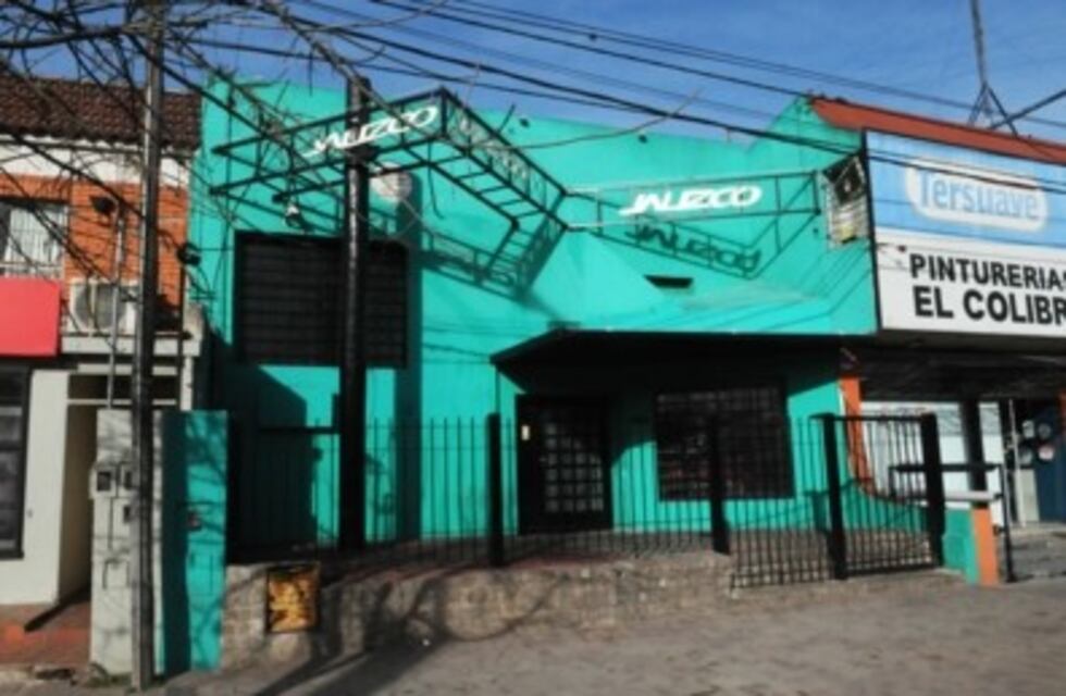 Lo sacaron del boliche porque estaba ebrio, regresó con un arma y baleó el frente