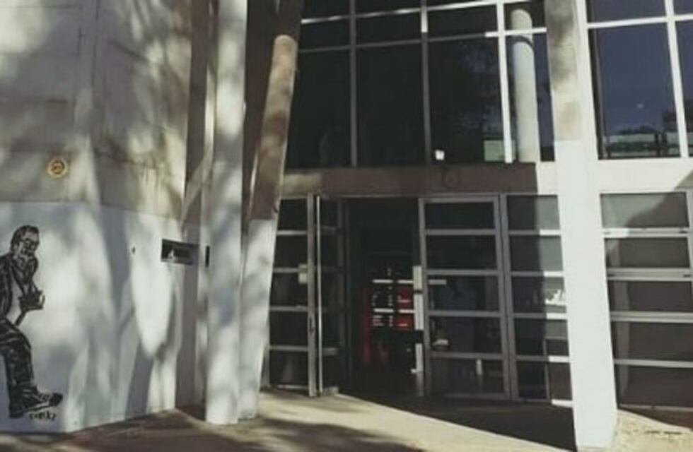 La Facultad de Comunicación es otro de los edificios tomados