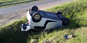 Coche volcado\nCrédito; Policía Caminera