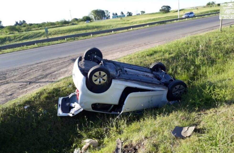 Un automóvil terminó volcado en la autovía 14, su conductora perdió el control