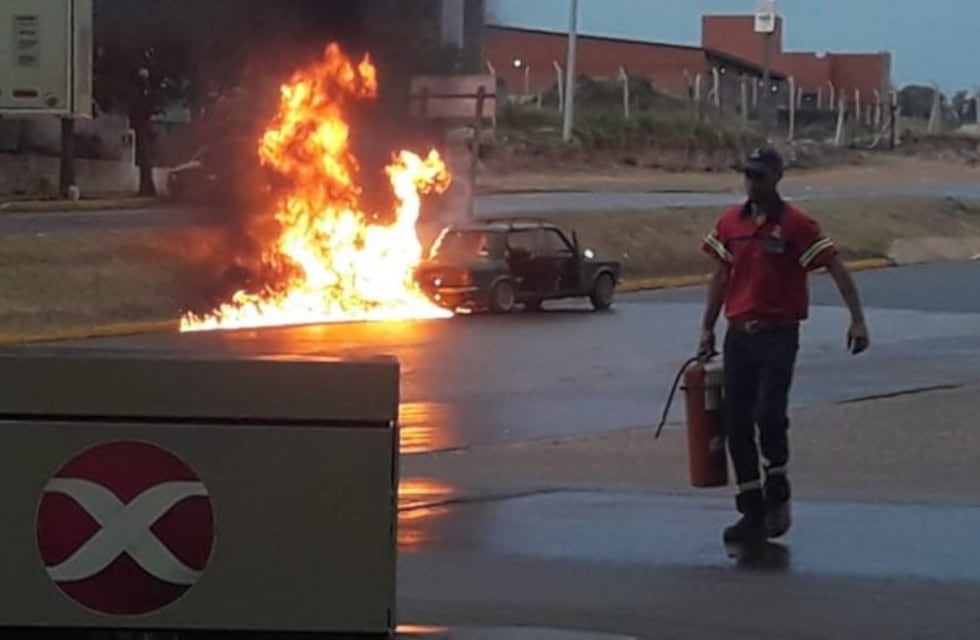 Un vehículo se prendió fuego tras ser embestido por una motocicleta
