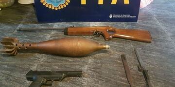 El fiscal Spelta investiga el origen de la bala de mortero secuestrada en los allanamientos de este viernes\u002E (PFA)