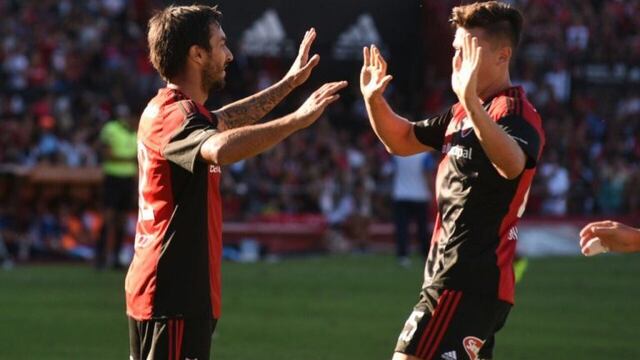 Nacho Scocco festeja tras marcarle a Vu00e9lez