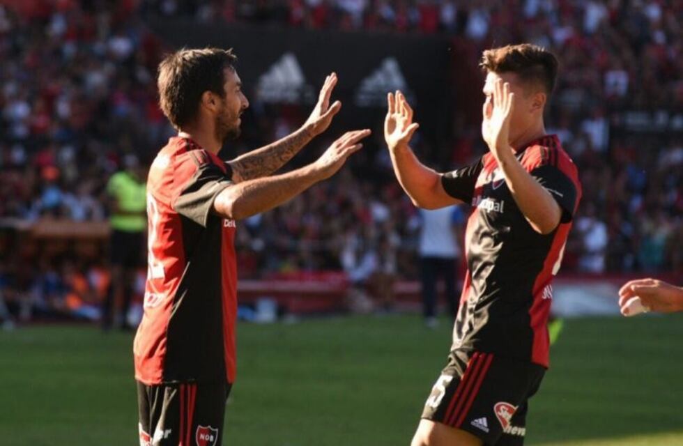 Scocco estuvo imparable y Newell's derrotó a Vélez 3 a 0