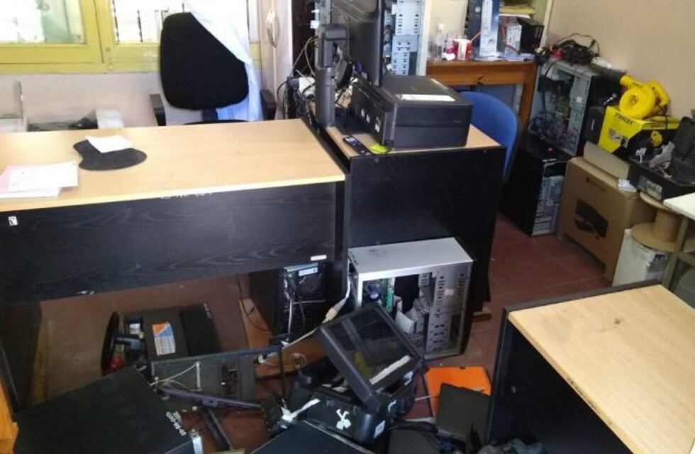 Mañana de furia: un hombre destrozó las oficinas de un municipio salteño