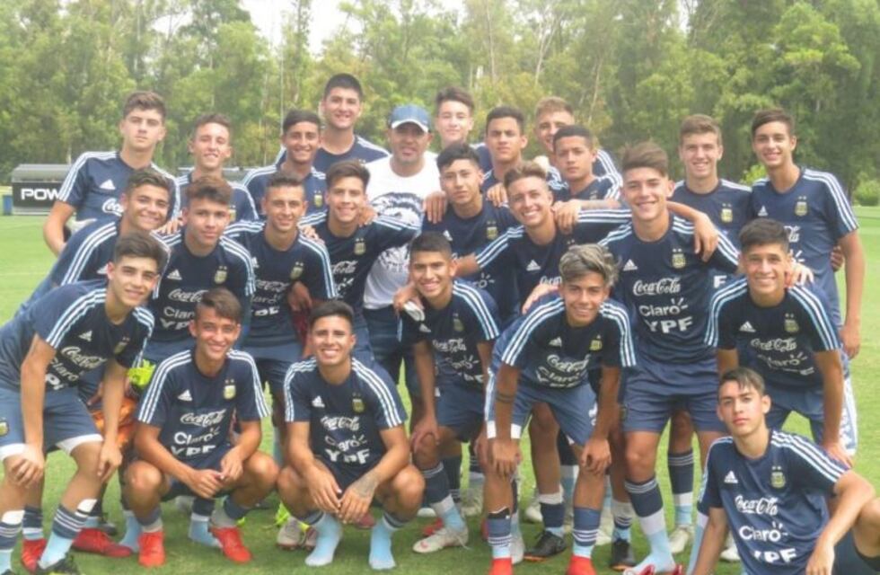 Juan Román Riquelme visitó a la Selección Sub-16 en Ezeiza