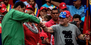 Nicolás Maduro se saluda con Diego Maradona en mayo de 2017. (Foto: AFP PHOTO / Juan BARRETO)