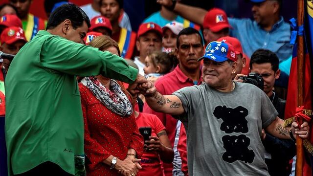 Nicolás Maduro se saluda con Diego Maradona en mayo de 2017. (Foto: AFP PHOTO / Juan BARRETO)