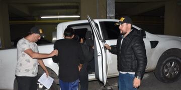 El matrimonio acusado la noche del domingo, saliendo de las oficinas del juzgado Penal 3\u002E Foto: El Diario de la República\u002E