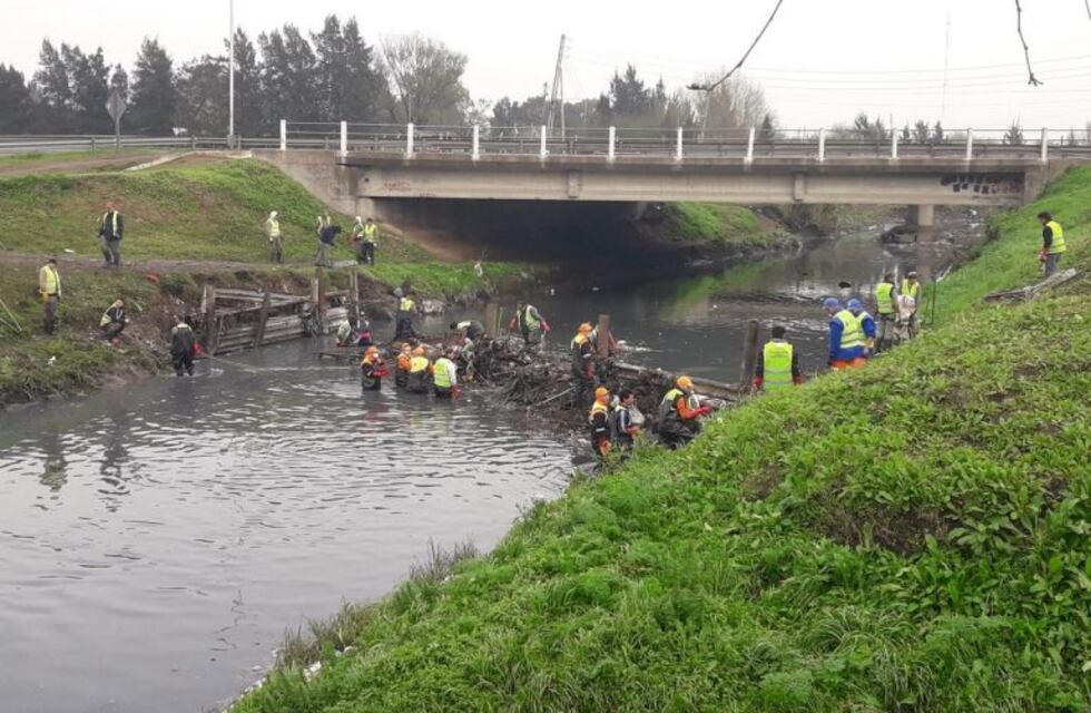 Más de 600 cooperativistas realizan trabajos de limpieza en arroyos de la cuenca del Río Reconquista