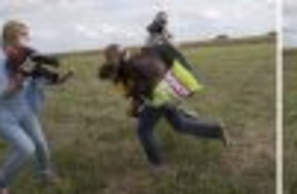 Tres años de libertad condicional para la periodista húngara que pateó a refugiados