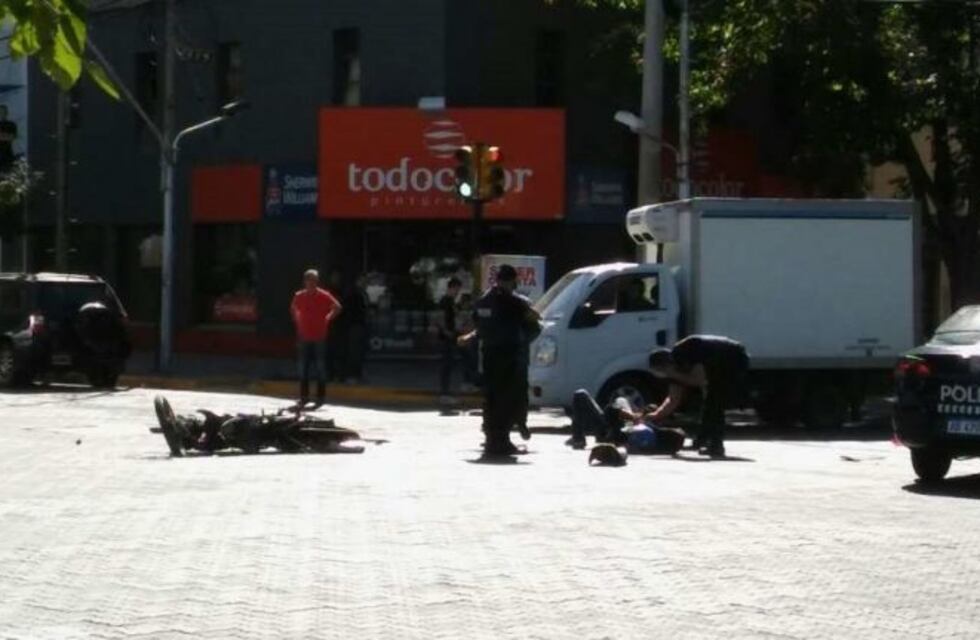 Violento choque entre una moto y una camioneta