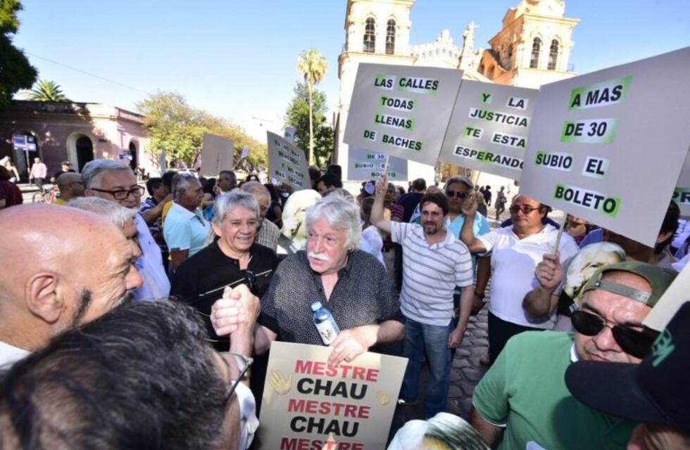 Al ritmo de "Mestre Ciao", el Suoem despide al intendente saliente