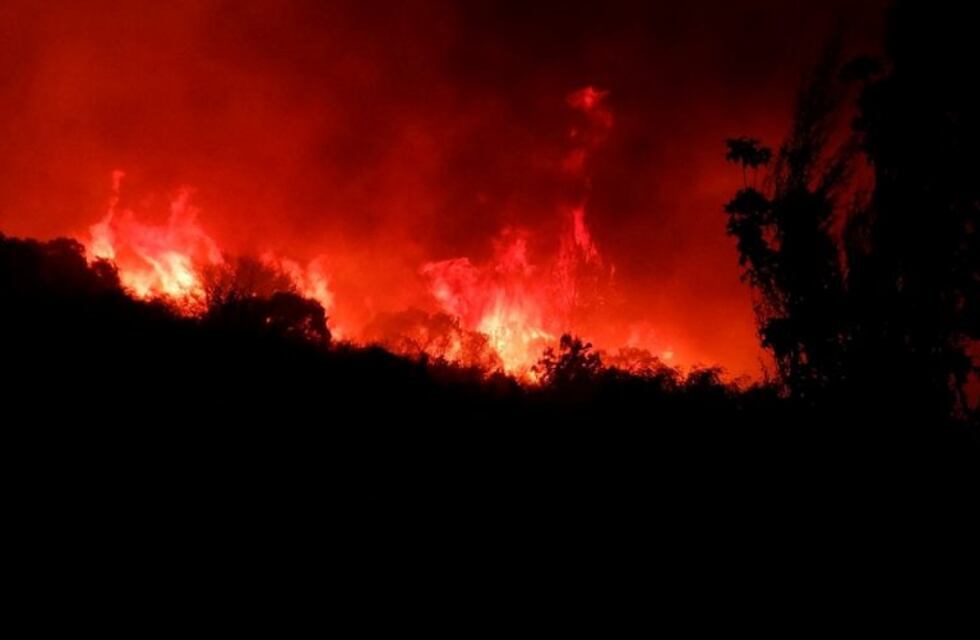 Los Bomberos Elías Migliavacca y Míriam Poceiro de Arroyito combatirán el fuego en La Cumbre
