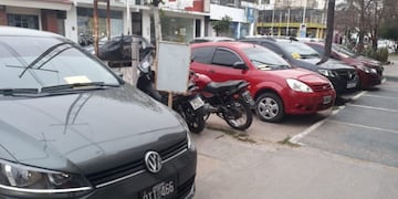 Cientos de vehículo estacionados sobre el parterre fueron multados
