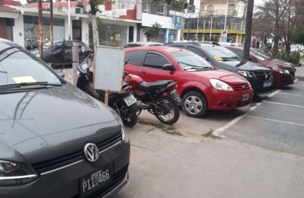 Vehículos en parterres y veredas: Más de cien multas a infractores el primer día