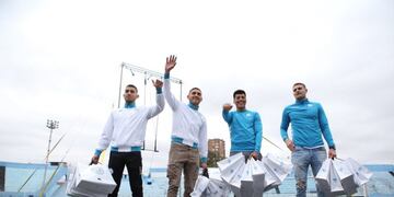 Los juveniles Gonzalo Lencina y Juan Salas; y los delanteros Leo Sequeira y Pablo Vegetti, participaron en los sorteos\u002E Vacaciones Celestes\u002E