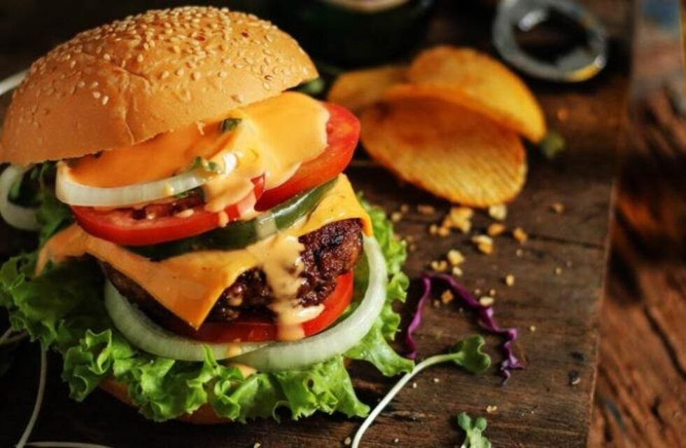 El divertido video de una mujer que pide una hamburguesa 'sin nada' y el resultado le causó gracia