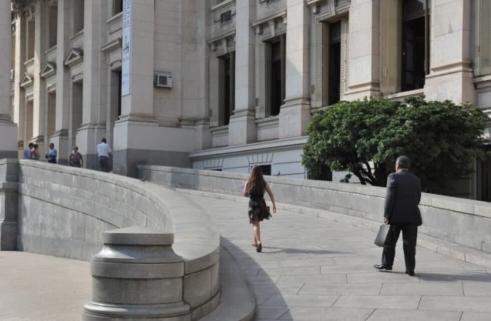 Aplican normas nacionales e internacionales para proteger derechos de personas mayores en juicio