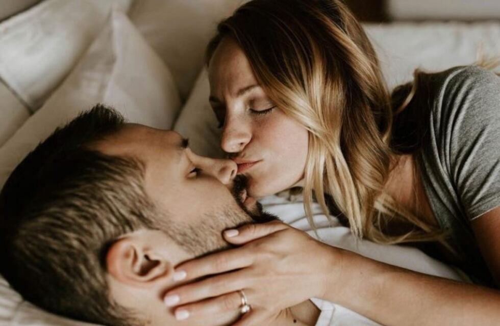 Qué es el "naked challenge": el nuevo desafío viral para parejas en cuarentena