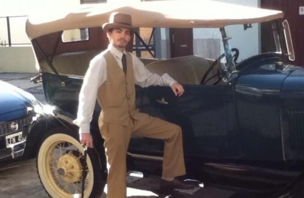 El joven que se viste y habla como si viviera a fines del 1800