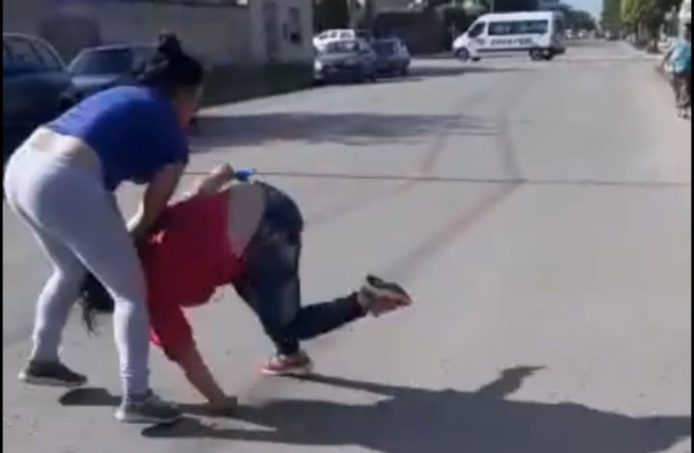 Indignación en redes por el llanto de un niño en una pelea entre mujeres