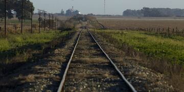 abandono trenes en mal estado viasrnrnIn this July 14, 2012 photo, train tracks cross a farm near Pergamino, Argentina. China agreed to cooperate in financing the modernization of the Belgrano Cargas railway, which connects Argentina capital Buenos Aires with 13 of Argentinau2019s 23 provinces, including the main soybean producing areas in the north of the country. China is a leading buyer of Argentine soybeans. China has emerged in recent years as the largest provider of development loans to Argentina, Venezuela and Ecuador, according to the Gallagher report. (AP Photo/Natacha Pisarenko) buenos aires decadencia del sistema ferroviario argentino trenes ferrocarriles